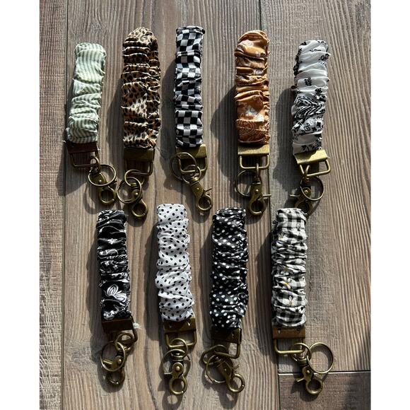 Scrunchie Wristlet Keychain Bag Purse Charm Black White Bandana - Picture 3 of 3